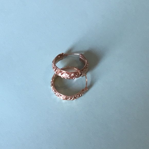 10k gold earrings w/ fancy design marked Israel - Picture 2 of 8